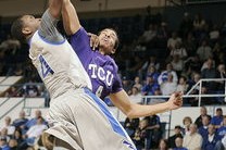 连续低迷！杜兰特8次失误助马刺击败火箭，勇士逃过一劫，杜兰特加盟马刺