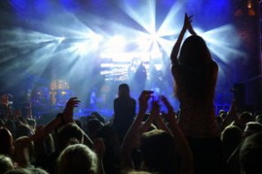 世界杯球迷狂欢：场外也精彩纷呈，世界杯官方用球