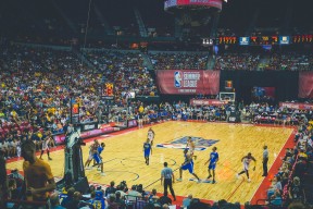 球队在赛季中期通过技战术调整提高效率，球队战术打法