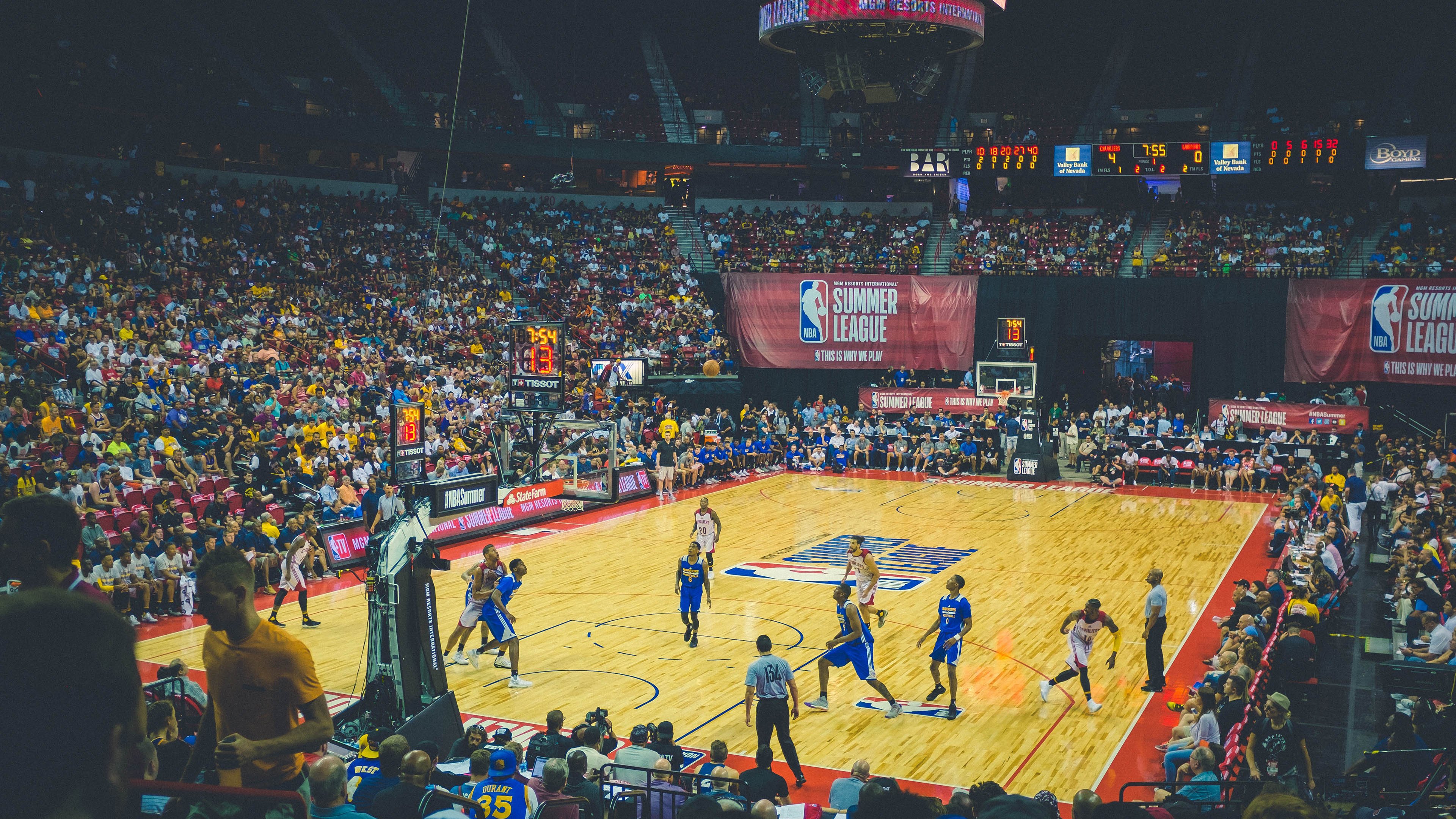 中国女排赛后集体鞠躬感谢球迷支持，中国女排让我心生敬意